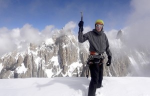 Kennedy sulla vetta del Hassan, dietro di lui il K7 che ha salito quest anno (Photo Dempster - American Alpine Journal) Kennedy sulla vetta del Hassan, dietro di lui il K7 che ha salito quest anno (Photo Dempster - American Alpine Journal)