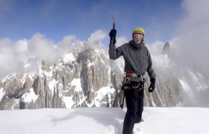 Kennedy sulla vetta del Hassan, dietro di lui il K7 che ha salito quest anno (Photo Dempster - American Alpine Journal)