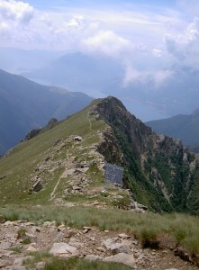 Ripetitore e Cà de Legn sulla cresta del Legnone (Photo courtesy niguarda.com)