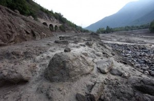 I detriti della frana del torrente Rabbia lungo il fiume Oglio (Photo courtesy of Fotogramma/Bs/brescia.corriere.it)