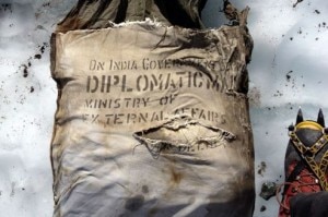 La "valigetta diplomatica" ovvero la borsa di tessuto che conteneva la posta (Photo courtesy of Arnaud Christmann/AFP)