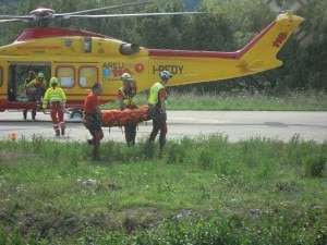 Il recupero della salma da parte del Soccorso Alpino (Photo Oscar Malugani courtesy of www.laprovinciadicomo.it)