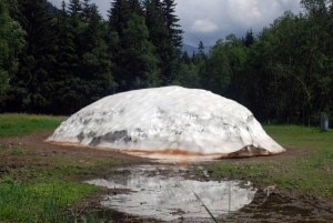 Il cumulo di neve, prodotto lo scorso inverno dai cannoni, continua a resistere al clima estivo (Photo Michael Burger courtesy of Ansa)