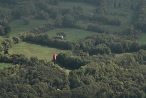 Parapendista vola sopra Col Serrai (Photo courtesy of www.magicoveneto.it)