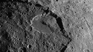 Iapetus, frana in un cratere (Photo courtesy NASA-JPL-Space Science Institute)