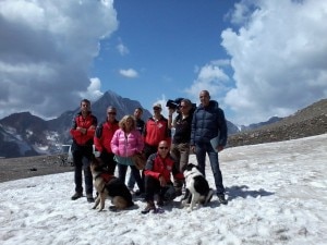 La troupe di RaiDue e la squadra del Cnsas al Passo Madriccio (Photo courtesy G.Gajer)