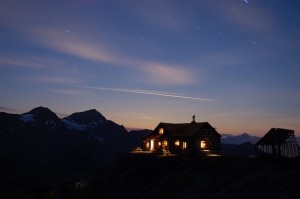 Il Rifugio Quinto Alpini in notturna (Photo courtesy of Ufficio turistico Santa Caterina Valfurva)