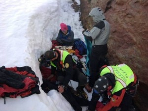 I tecnici del Cnsas soccorrono gli escursionisti con vestiti asciutti e bevande calde (Photo courtesy of Cnsas Lombardia)