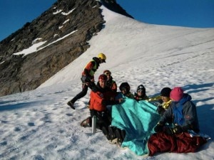 I soccoritori con gli escursionisti sul Monte Giumella (Photo courtesy of Cnsas Lombardia)