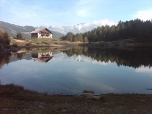 Il Rifugio Antonioli e il laghetto del Mortirolo (Photo courtesy of ildonsblog.wordpress.com)