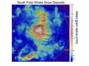 Gli accumuli di neve caduta sul Polo Sud di Marte (Photo courtesy of NASA/JPL-Caltech)