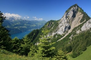 Il Rigi Hochflue -sulla destra-  sorge nei pressi del lago di Lucerna -sulla sinistra- (Photo courtesy of  www.bergalbum.de)