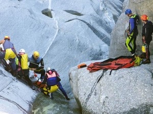 L'intervento del Soccorso Alpino sul torrente Boggia (Photo courtesy of dardo rigamonti/Laprovinciadisondrio.it)