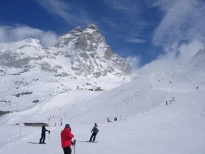 Il Cervino e le piste nella zona del Cretaz (Photo courtesy of www.skiforum.it)