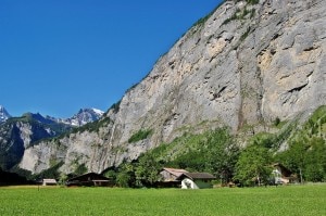 La parete da cui si è gettata la base jumper, tra gli abitati di Lauterbrunnen e Stechelberg (Photo courtesy of www.summitpost.org)