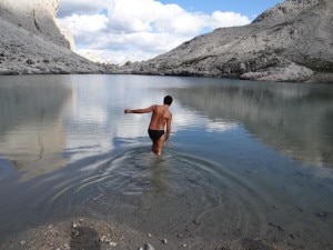 Bagno nel lago di Antermoia (Photo Monica Rossi courtesy flashfordolomiti.it)