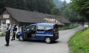 La gendarmeria francese sul luogo dell'omicidio (photo courtesy guardian.co.uk)