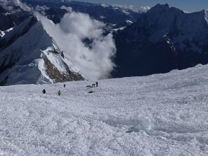 La valanga sul Manaslu (Photo courtesy www.alpineascents.com) La valanga sul Manaslu (Photo courtesy www.alpineascents.com)