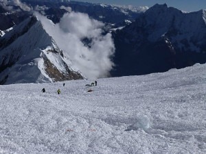 La valanga sul Manaslu (Photo courtesy www.alpineascents.com)