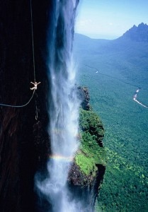 Stephanie Bodet davanti al Salto Angel (photo A. petit courtesy Petzl)