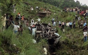 Una foto di un pullman ribaltatosi nell'Himalaya indiano in un altro incidente ad agosto (Photo Associated Press)