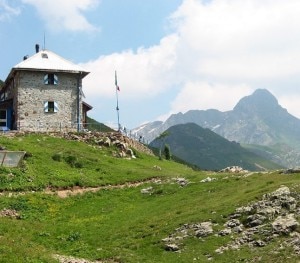 Il rifugio Alberto Grassi, a destra, e il Pizzo Tre Signori, a sinistra (Photo Piero Gritti courtesy of www.pieroweb.com)