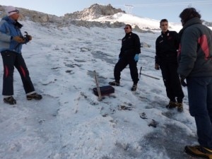 I carabinieri durante i rilievi sul ghiacciaio Presena (Photo courtesy of Bertolini/Trentino-Il Corriere delle Alpi)