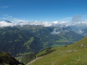 Le montagne che circondano la località di Lourtier -in basso a sinistra nella foto- (Photo courtesy of www.ueliraz.ch)