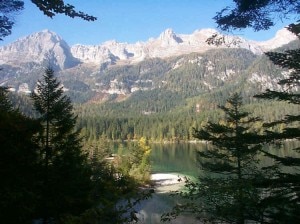 La val di Tovel: in primo piano il lago e sulla sinistra il Corno di Denno (Photo courtesy of www.dolomitiparkhotel.com)