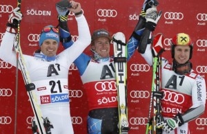 Lo sciatore italiano Manfred Moelgg -primo a sinistra- sul podio dello slalom gigante di Soelden. Accanto all'azzurro ci sono l'americano Ted Ligety e l'austriaco Marcel Hirscher (Photo courtesy of Reuters/Dominic Ebenbichler)