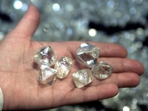 Alcuni dei diamanti ritrovati nel cratere di Popigai (Photo courtesy of Reuters)