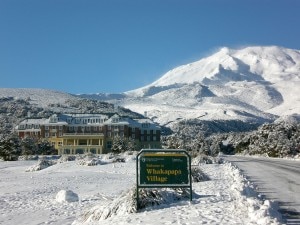 La cittadina di Whakapapa e Monte Ruapehu sullo sfondo (Photo courtesy of www.chateau.co.nz)