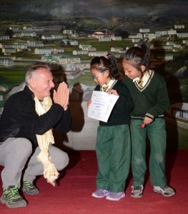 DSC_1088.jpg KHUMJUNG - Agostino DA Polenza  Premia una bambina della sc