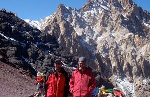 Jonathan Aitchison (a sinistra) e un suo collaboratore nel Ladakh Himalaya. (Photo courtesy http://sydney.edu.au)