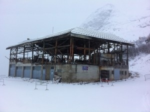 La stazione di partenza della seggiovia del Passo Fedaia dopo che l'incendio è stato spento (Photo courtesy of corrierealpi.gelocal.it)