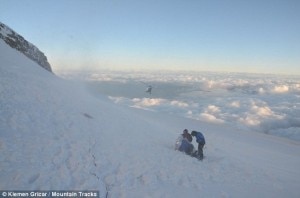 I soccorsi sul Mont Maudit dopo la valanga (Photo klemen gricar courtesy of mountain tracks3)