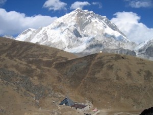 Il Laboratorio Piramide e dietro il Nuptse