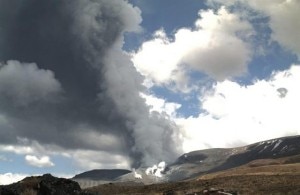 La nube di fumo e cenere emessa dal Tongariro durante l'eruzione di questa notte (Photo courtesy of AP Photo/Gns)