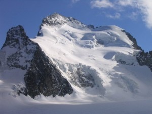 Dôme de neige des Écrins sul versante nord della Barre des Écrins nel massiccio omonimo (Photo courtesy of www.altituderando.com)