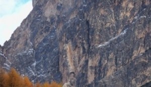 La polvere bianca causata dal distacco si è depositata sulla parete rocciosa (Photo courtesy of corrierealpi.gelocal.it)