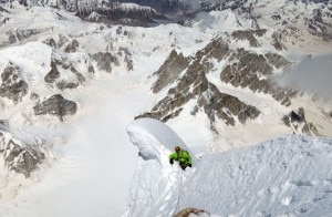 Kennedy a pochi metri dalla cima dell'Ogre (Photo Kyle Dempster_Alpinist.com)