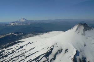 Quetrupillan e Villarica (Photo courtesy  flickrhivemind.net)