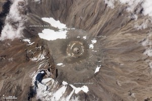 Nell'immagine satellitare è evidenziata la spaccatura, new rift, nel ghiacciaio settentrionale il maggiore dei due che si trovano sulla cima del Kilimangiaro (Photo courtesy of NASA Earth Observatory)