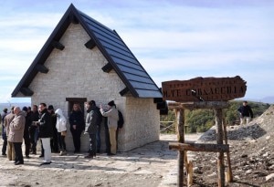 Il Rifugio di Monte Cornacchia durante l'inaugurazione (Photo courtesy of notizie.comuni-italiani.it)