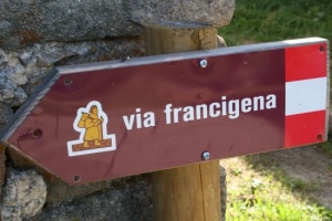 Un cartello che segnala il percorso della Via Francigena (Photo courtesy of wikipedia.en)