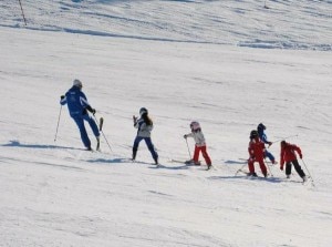 Bambini sugli sci seguiti dall'istruttore (Photo courtesy of fronzi/L'Eco di Bergamo.it)