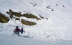 Elicottero dei soccorsi sulla neve (Photo courtesy of www.nevasport.com)