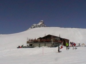 Il Rifugio bar ristorante Grand Sometta sulla pista da sci Ventina nel comprensorio di Breuil-Cervina (Photo courtesy of www.facebook.com/pages/-Ristorante-Gran-Sometta-)