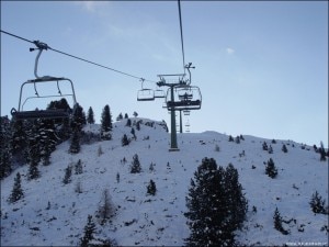 Una delle seggiovie del comprensorio sciistico di cui fa parte l'Alpe di Pampeago (Photo courtesy of www.skiforum.it)