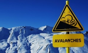 Un segnale francese di pericolo valanghe (Photo courtesy of Alamy/The guardian)